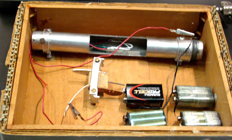 Imagen: Una reproducción del FBI de una bomba fabricada por el Unabomber expuesta en Newseum en Washington D.C. Wikimedia Commons